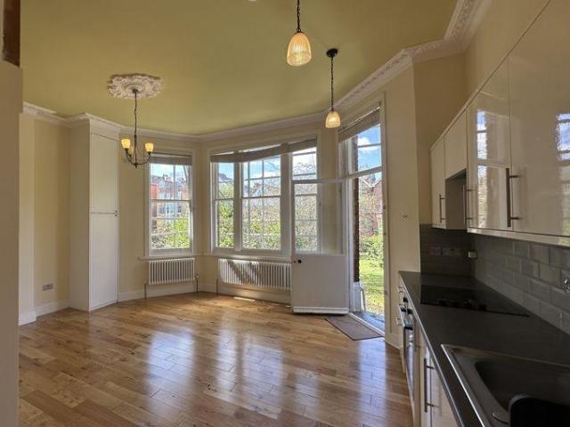 Greencroft Gardens, South Hampstead NW6, Studio to rent £1,647 pcm £380 pw