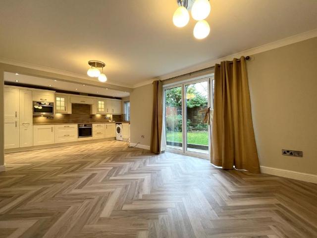 Greenfield Court, Adel, Leeds, LS16 4 bed detached house to rent £1,950 pcm £450 pw