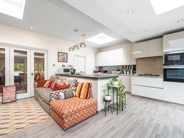 Greenfield Gardens, Cricklewood. 4 bed semi detached house to rent £5,000 pcm £1,154 pw