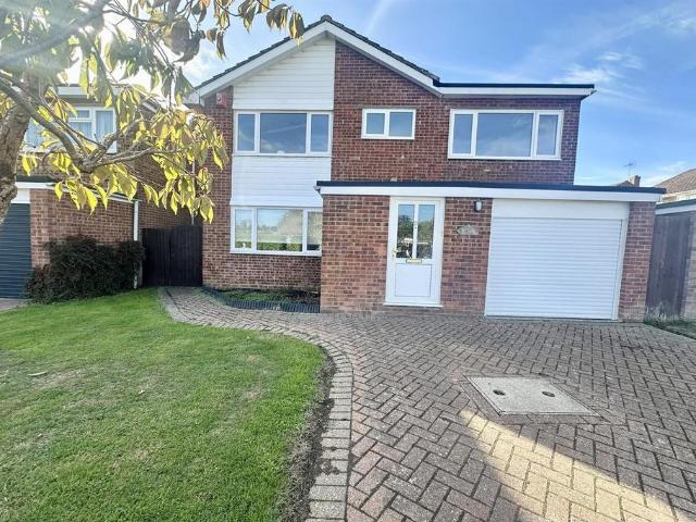 Greenfields Way, Horsham, RH12 4 bed detached house to rent £2,295 pcm £530 pw