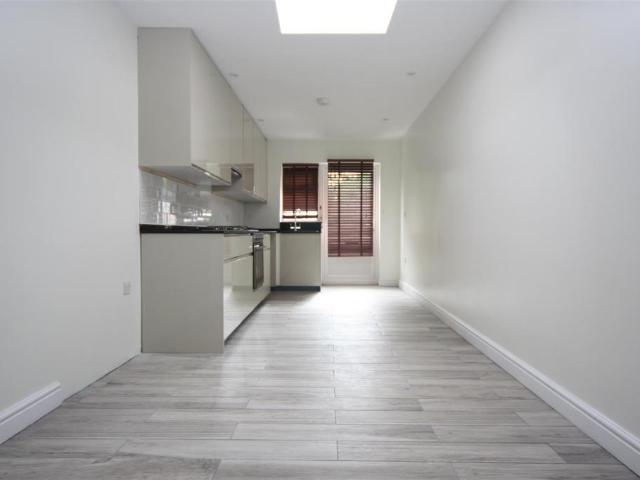 Greenford Road, Greenford 2 bed house to rent £1,775 pcm £410 pw