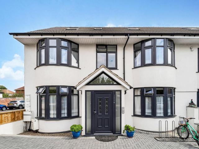 Greenford Road, Greenford UB6 3 bed flat to rent £2,100 pcm £485 pw