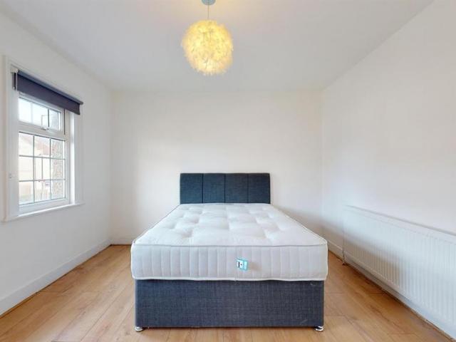 Greenford Road, Harrow 2 bed terraced house to rent £1,900 pcm £438 pw