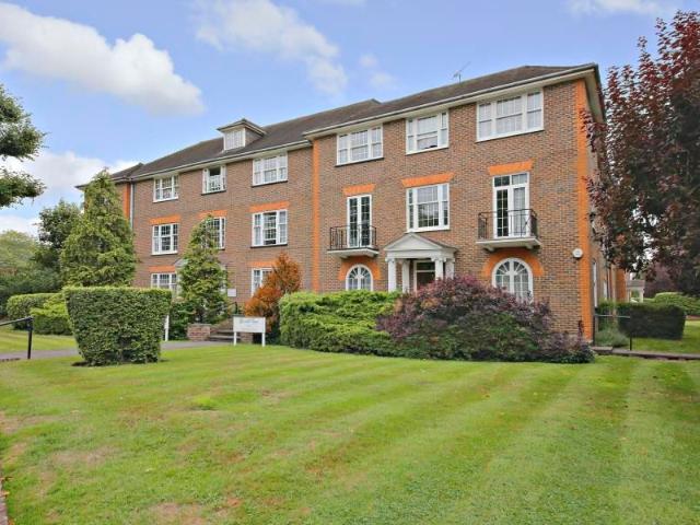 Greenhill Court, Northwood HA6, 2 bed flat to rent, £1,925 pcm | PrimeLocation