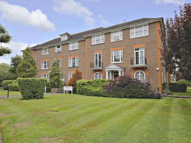 Greenhill Court, Northwood HA6 2 bed ground floor flat to rent £1,925 pcm £444 pw