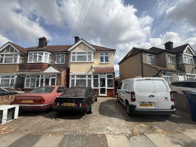 Greenland Crescent, Southall 3 bed end of terrace house to rent £2,600 pcm £600 pw