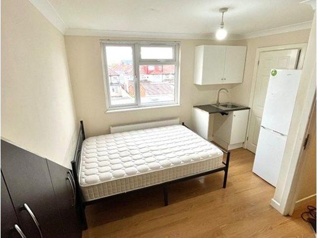 Greenland Crescent, Southall UB2, Studio to rent, £1,150 pcm | PrimeLocation