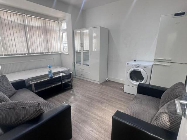Greenland Crescent, Southall UB2, 2 bed semi detached house to rent, £1,900 pcm | PrimeLocation