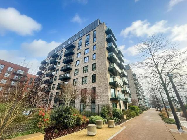 Greenleaf Walk, Southall UB1 3 bed flat to rent £2,825 pcm £652 pw
