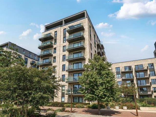 Greenleaf Walk, Southall UB1 2 bed flat to rent £2,200 pcm £508 pw