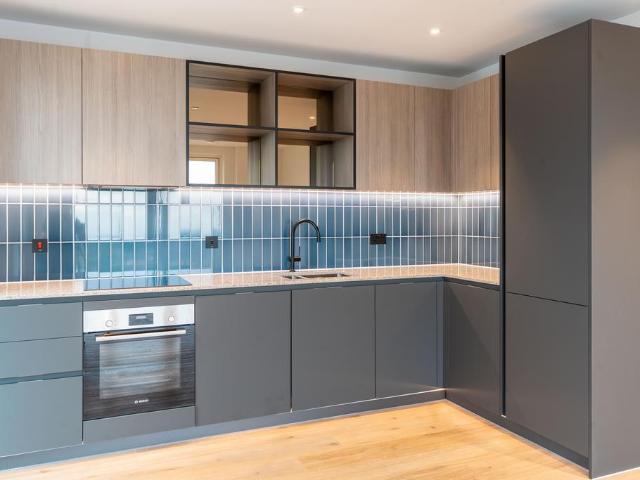 Greenleaf Walk, Southall UB1 2 bed flat to rent £2,550 pcm £588 pw