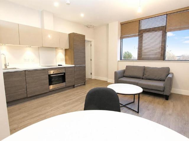 Greenleigh Court Pudsey, Pudsey, LS28 1 bed flat to rent £850 pcm £196 pw