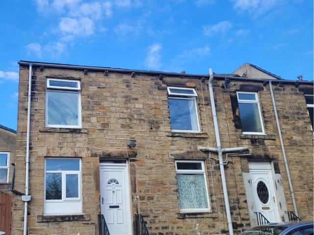 Greenside, Heckmondwike WF16 2 bed end of terrace house to rent £750 pcm £173 pw