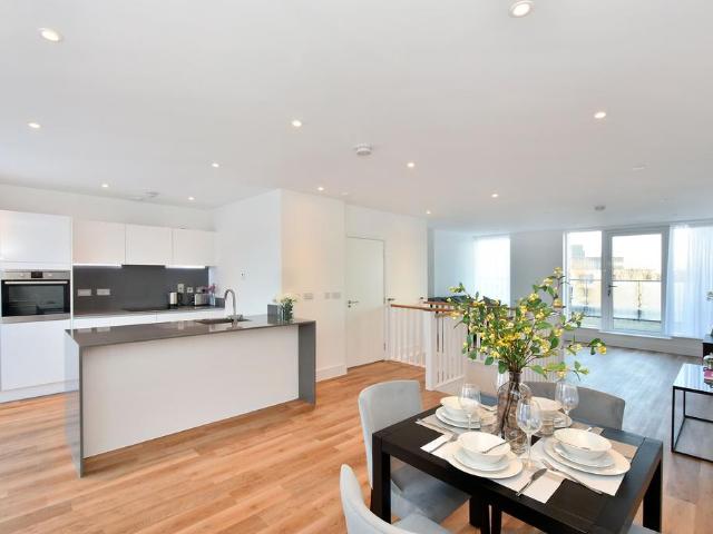 Greenside Road, London W12 2 bed flat to rent £3,400 pcm £785 pw
