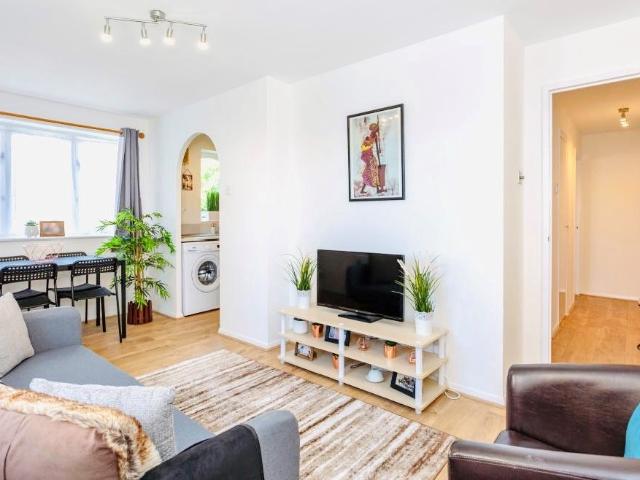 Greenslade Road, Barking IG11, 1 bed flat to rent, £1,500 pcm | PrimeLocation