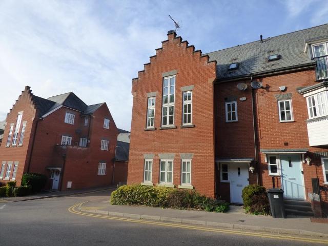 Greensleeves Drive, Brentwood, CM14 4 bed townhouse to rent £2,750 pcm £635 pw