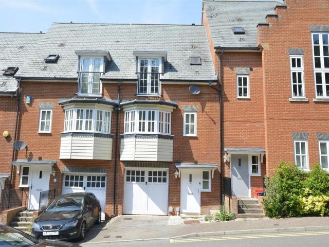 Greensleeves Drive, Brentwood 3 bed townhouse to rent £2,300 pcm £531 pw