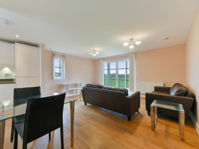 Greenview Drive, London SW20 3 bed apartment to rent £2,500 pcm £577 pw