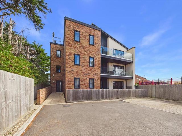 Greenways Court, Bristol Road. 2 bed apartment to rent £1,195 pcm £276 pw