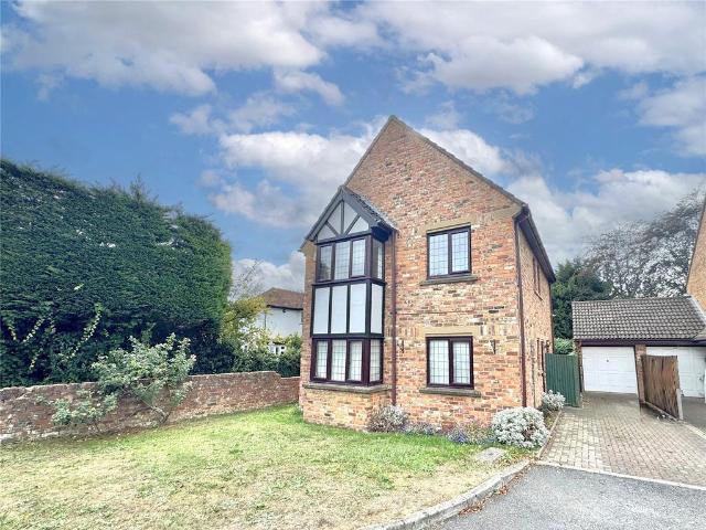 Greenways, Abbots Langley. 4 bed detached house to rent £3,000 pcm £692 pw