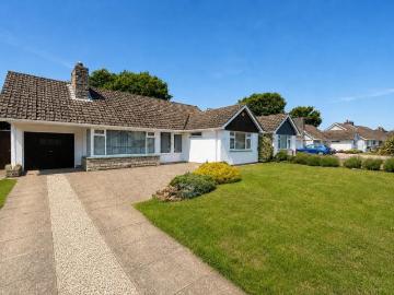 Greenways, Highcliffe, Dorset. BH23 5BB 2 bed detached bungalow to rent £1,695 pcm £391 pw