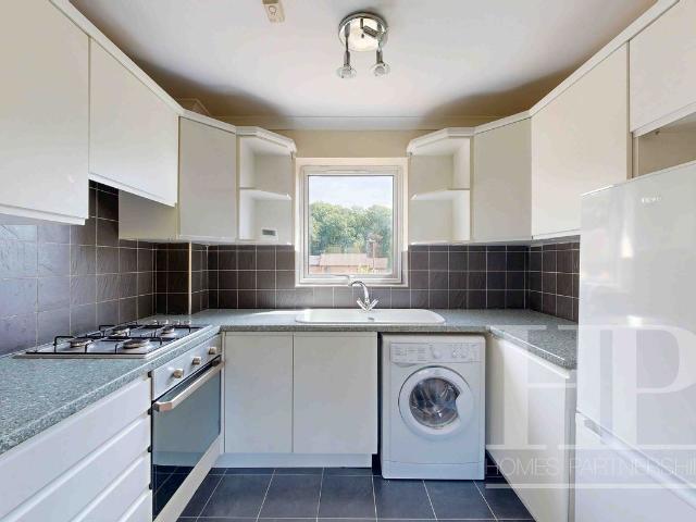 Greenways Walk, Crawley RH11, 1 bed maisonette to rent, £950 pcm | PrimeLocation