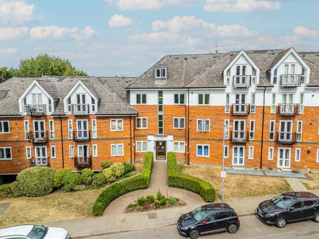 Greenwich Court, Herts AL1 2 bed apartment to rent £1,695 pcm £391 pw