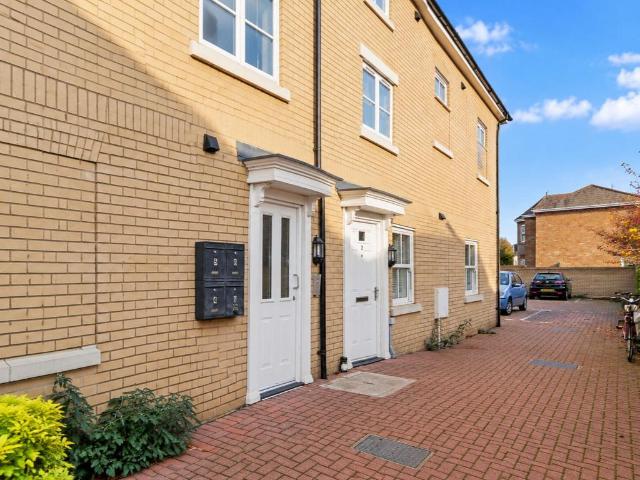 Gregory Court, Cambs PE27 2 bed apartment to rent £1,075 pcm £248 pw