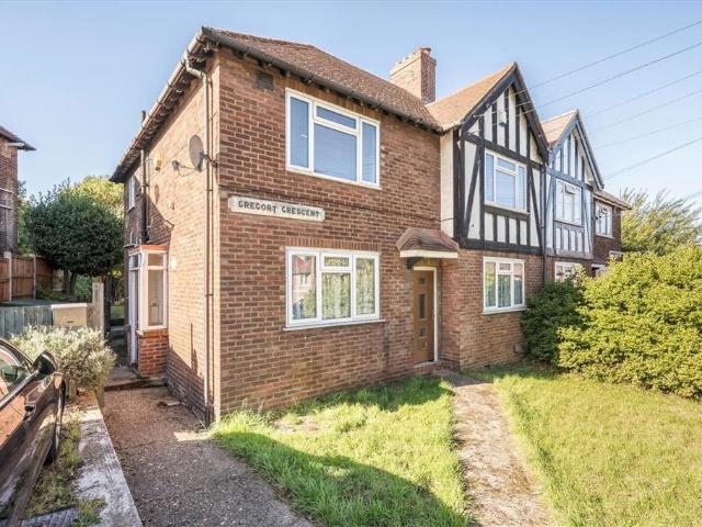 Gregory Crescent, London SE9 2 bed flat to rent £1,800 pcm £415 pw