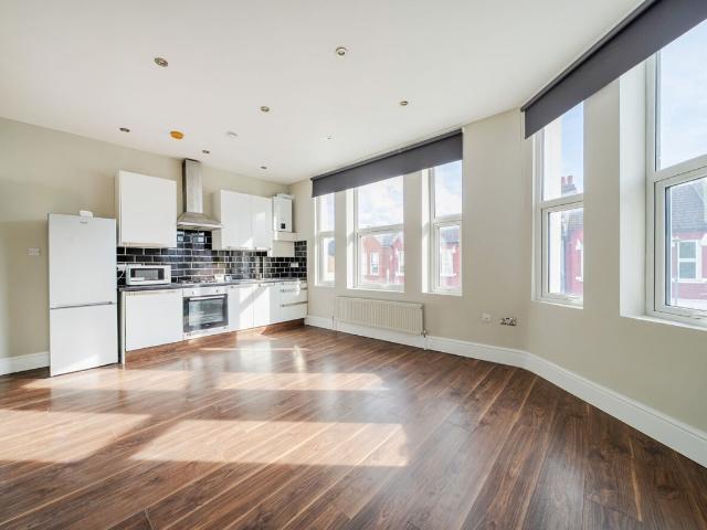 Grenfell Road, Mitcham CR4, 2 bed flat to rent, £2,000 pcm | PrimeLocation