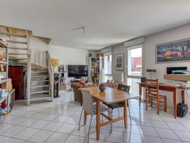 GRENOBLE VIGNY MUSSET: duplex T4 75m2 en dernier étage avec parking et garage