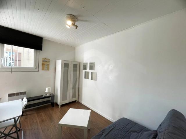 GRENOBLE. Ampère/ Chorrier. Studio meublé avec balcon