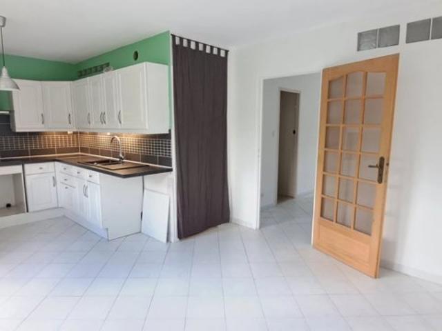 GRENOBLE Appartement T6 de 102 m2 avec terrasse, cave, parking couvert