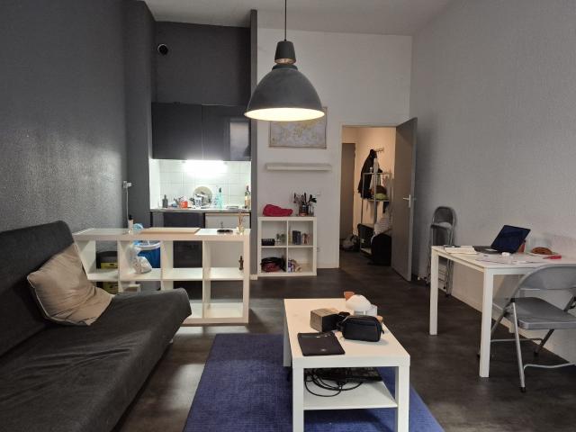 GRENOBLE coeur de ville Studio meublé à louer rue BROCHERIE