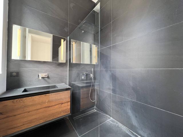 Grenoble, Gambetta. Appartement T4 de 122 m² dans un bâtiment hi