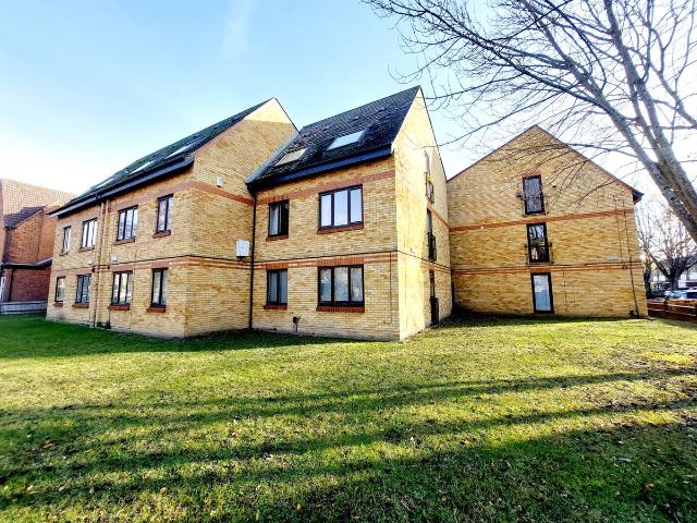Gresham Court, Staines TW18, 1 bed flat to rent, £1,250 pcm | PrimeLocation