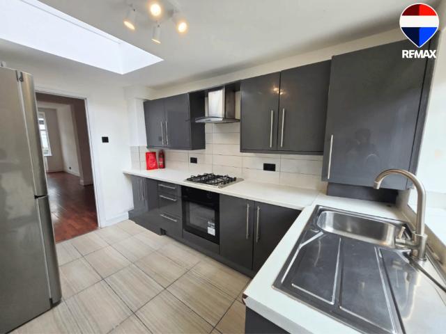 Gresham Road, London E16 3 bed terraced house to rent £2,350 pcm £542 pw