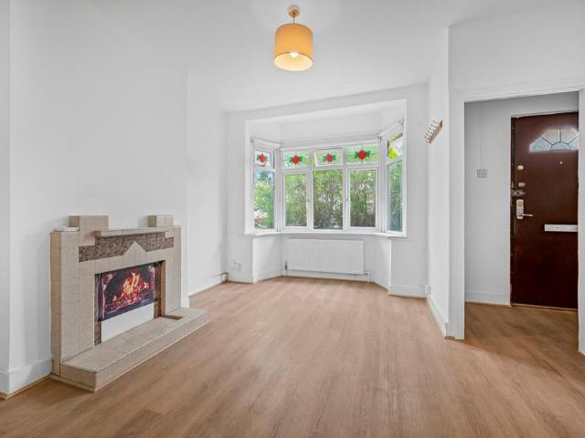 Gresham Road, London, E16 3 bed terraced house to rent £2,250 pcm £519 pw