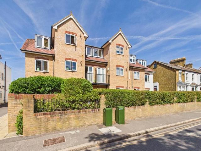 Gresham Road, Staines Upon Thames 2 bed apartment to rent £1,700 pcm £392 pw