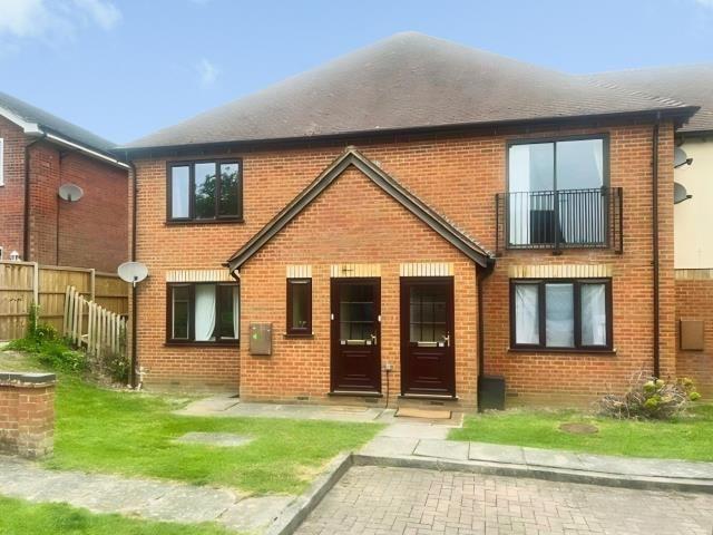 Griffiths Acre, Stone, Aylesbury HP17, 2 bed flat to rent, £1,000 pcm | PrimeLocation