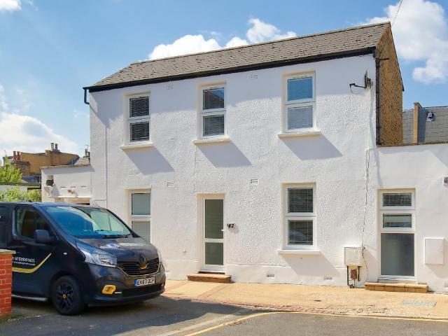 Griffiths Road, London, SW19 1FT, United Kingdom | 4 bed duplex for rent #138251835 | Rentberry