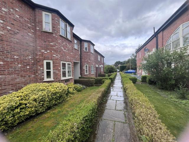 Griffin Farm Drive, Heald Green, Cheadle SK8, 2 bed flat to rent, £1,500 pcm | PrimeLocation
