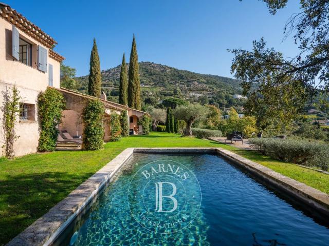 GRIMAUD DOMAINE PRIVE MAISON PROVENCALE AVEC VUE MER