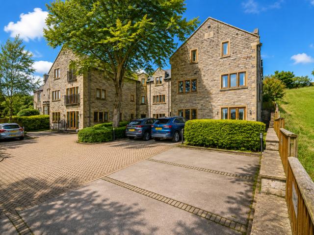 Grimescar Road, Huddersfield HD2 2 bed apartment to rent £850 pcm £196 pw