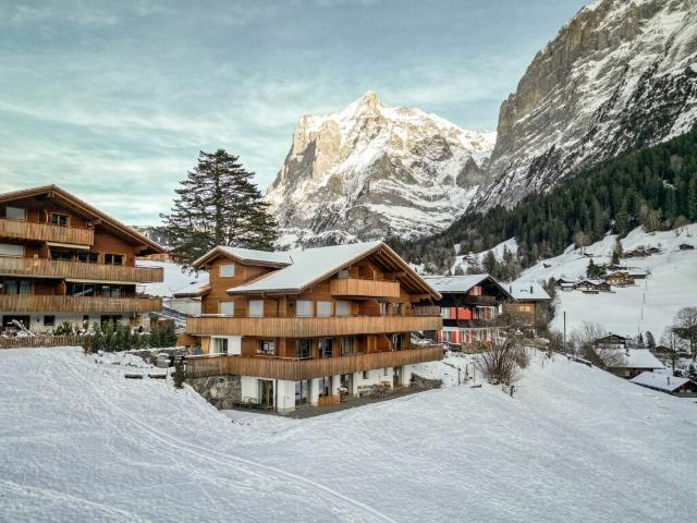 Grindelwald: Ruhige 3.5 Zimmer Ferienwohnung mit Balkon und Gartensitzplatz