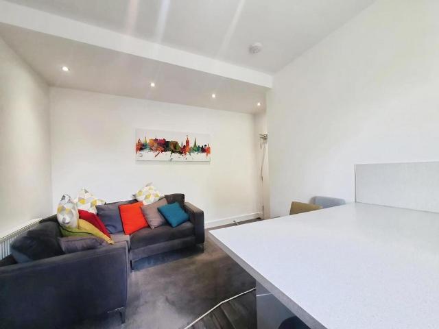 Grindlay Street, Edinburgh, EH3 3 bed flat to rent £2,400 pcm £554 pw