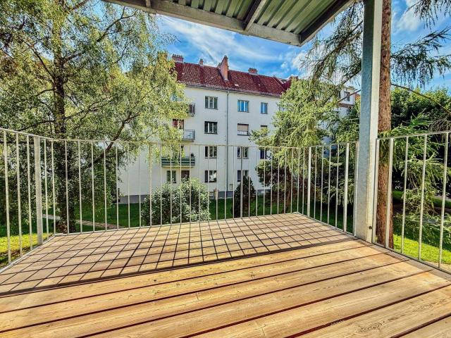 GRÜNBLICK I RUHIGES WOHNUMFELD I GEIDORF I ZENTRALE STADTLAGE I BADEZIMMER MIT BADEWANNE UND FENSTER I PROJEKT WOHNEN