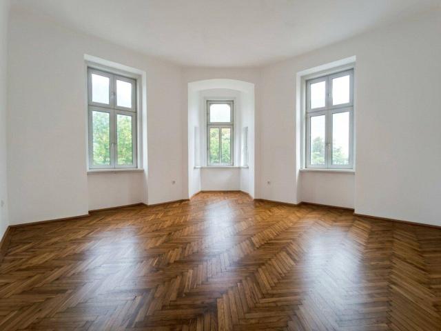 Grünblick & Potential Charmante 2 Zimmer Wohnung mit Ausblick! Nähe U6 Jägerstraße!