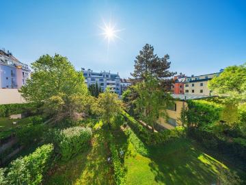 GRÜNBLICK von der eigenen TERRASSE! Gepflegter Neubau mit Fernwärme inklusive Garagenstellplatz!