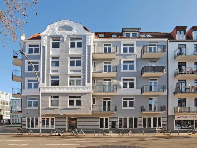 Gründerzeit Wohnung mit saniertem Balkon und Wohnküche in Winterhude